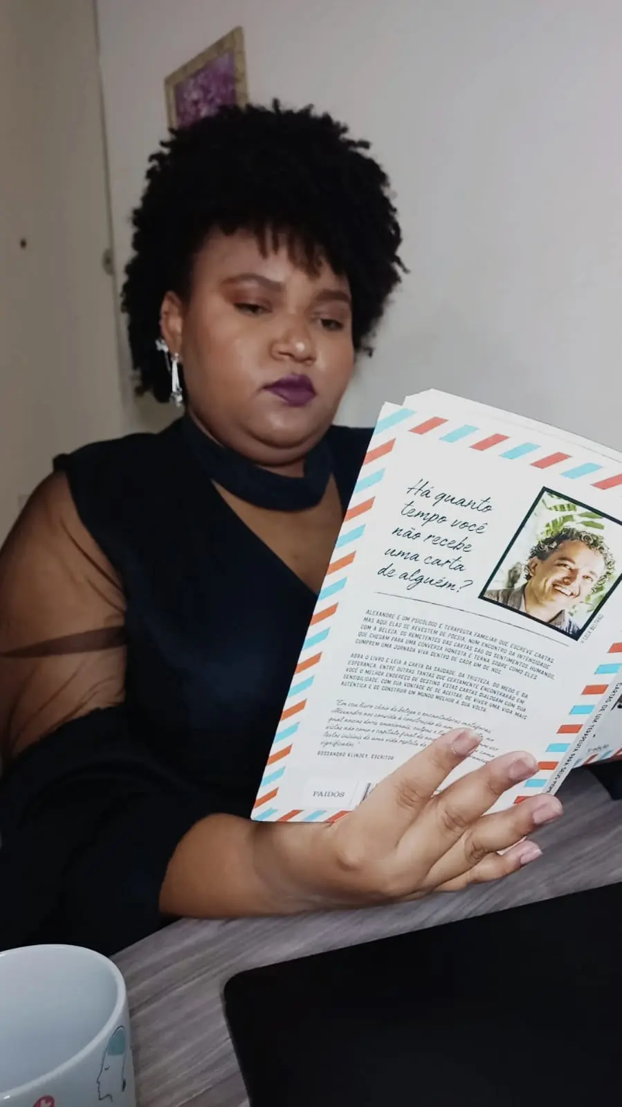 Iris Karoline lendo uma carta