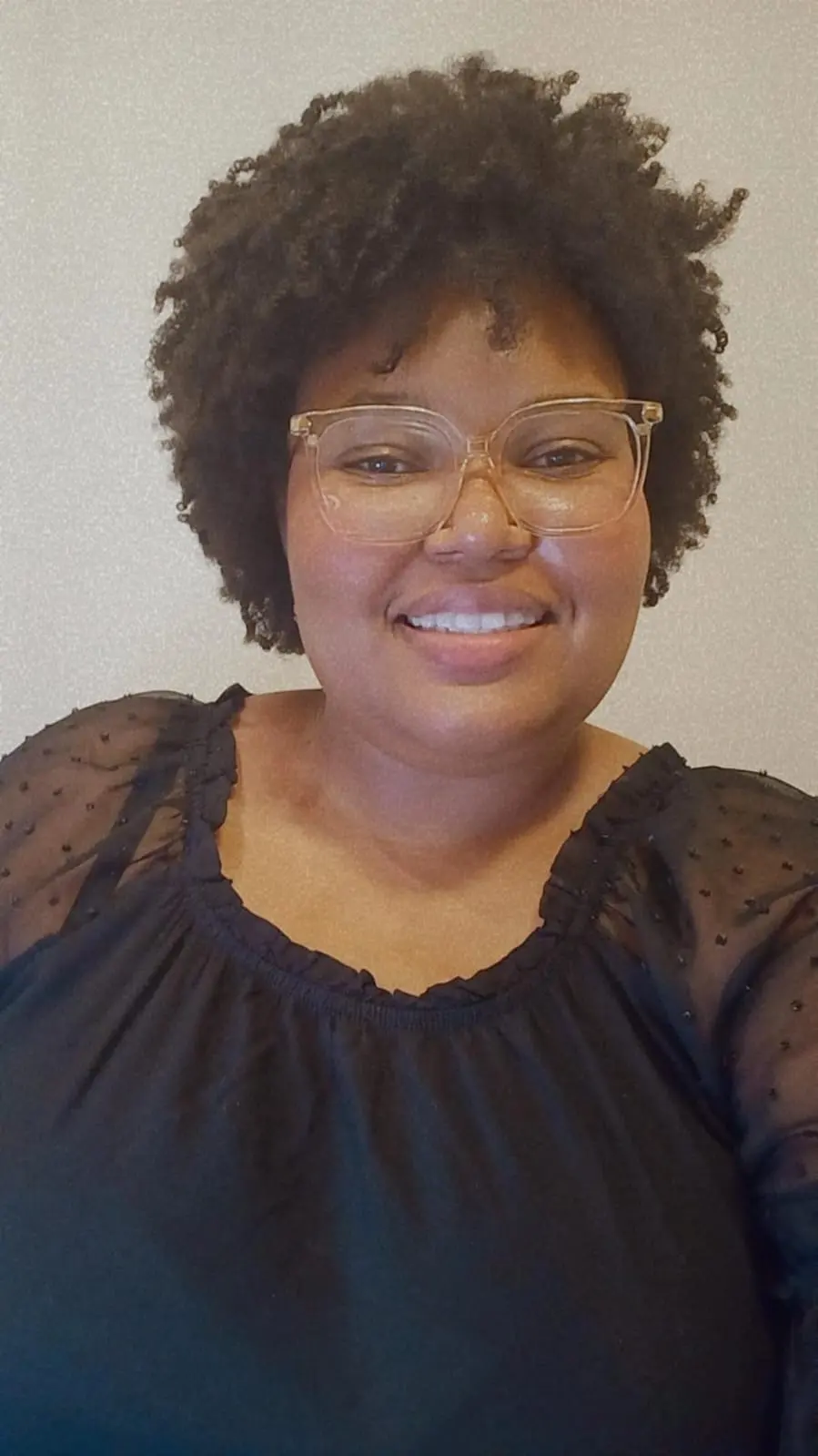 Iris Karoline de óculos, sorrindo