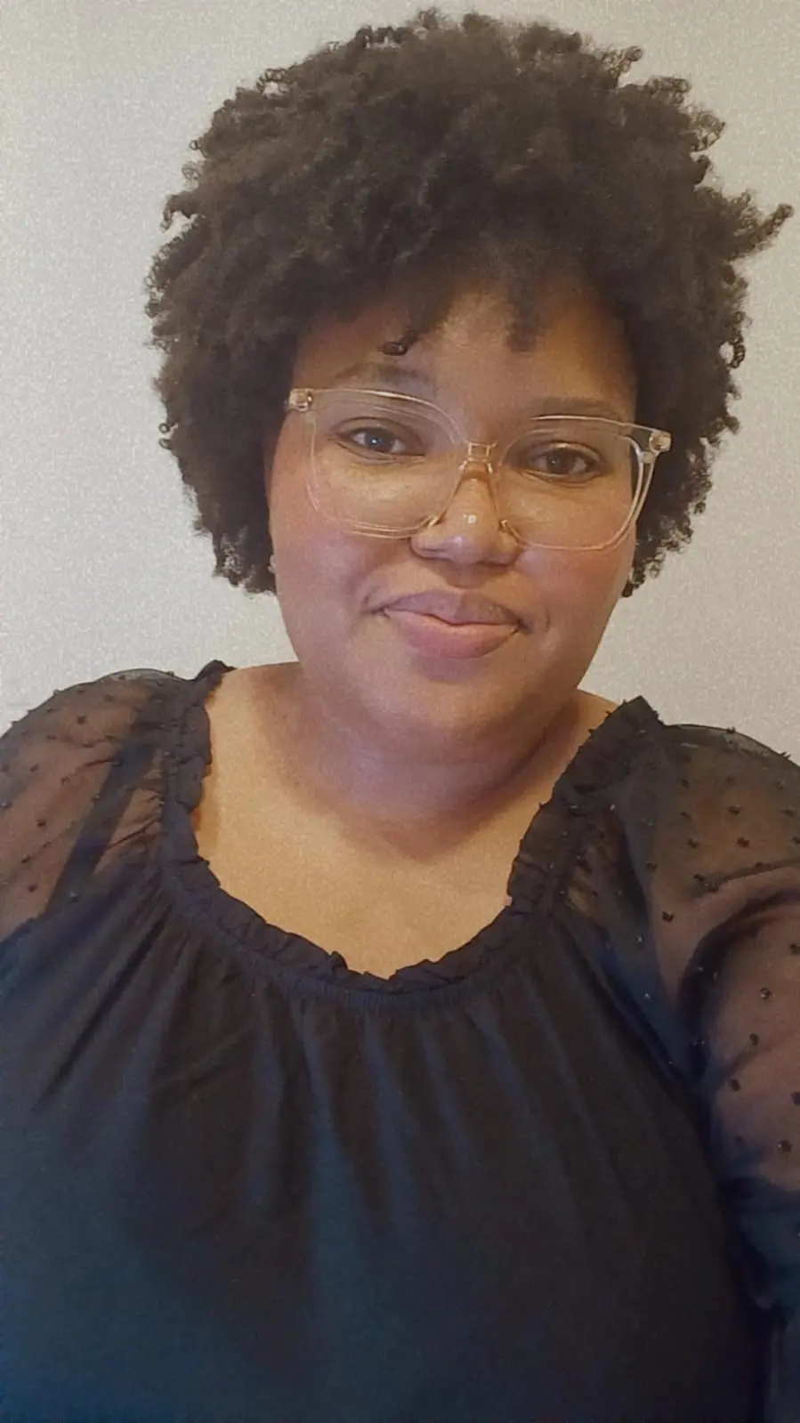 Iris Karoline de óculos, sorrindo